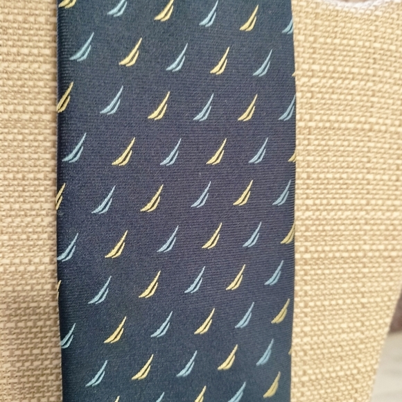 NAUTICA MENS TIE NAVY BLUE WITH BLUE AND GOLD NAUTICA LOGOS 3.5 X 60 - Picture 2 of 8